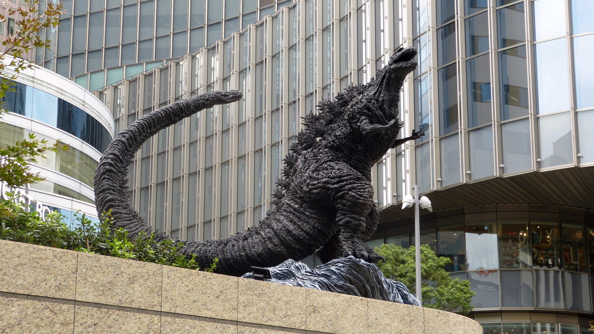 godzilla statue in hibiya square